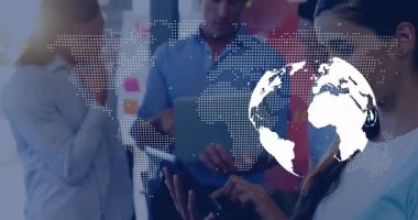 Ofisteki iş adamları dünya haritası animasyonlu dijital cihazlar kullanıyorlar. technology, collaboration, global, network, teamwork, communication