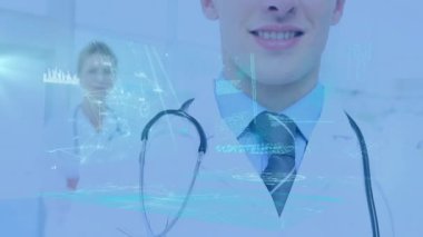 Tıp bürosunda, dijital veri animasyonuyla gülümseyen bir doktor. Sağlık, yenilik, teknoloji, profesyonel, danışma, analiz