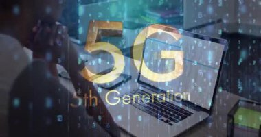 Bilgisayar üzerinde veri işleme ile çalışan kişi üzerinde 5G teknoloji animasyonu. Telekomünikasyon, ağ, bağlantı, yenilik, kablosuz, dijital