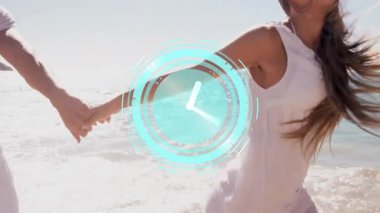 Sahilde yürürken el ele tutuşan çiftin animasyon saati. Romantik, günbatımı, aşk, deniz kenarı, tatil, yaz