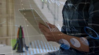 Finansal grafikleri ve veri işleme animasyonları içeren tablet kullanan kişi. Finans, teknoloji, analitik, ekonomi, dijital, iş