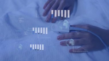 Hastanede nabız oksimetresi kullanan birinin tıbbi verileri ve grafikleri. Sağlık, teknoloji, izleme, analitik, tanı, hasta