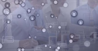 Okulda, sosyal medya simgelerinin animasyonu iş toplantısı tartışmalarını bastırıyor. Teknoloji, dijital, ağ, çevrimiçi, iletişim, kurumsal