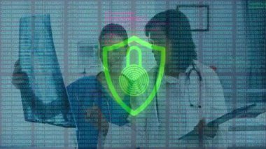 Şeffaf ekranda veri ile çalışan insanlar üzerinde dijital güvenlik kilidi animasyonu. Teknoloji, siber güvenlik, veri koruması, yenilik, arayüz, fütürist