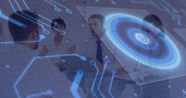 Ofiste, iş adamları dijital animasyon arayüzü ile strateji tartışıyor. Teknoloji, takım çalışması, yenilik, beyin fırtınası