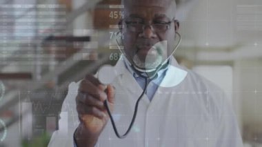 Hastanedeki veri ve grafiklerin animasyonu için steteskop kullanan bir doktor. Sağlık, teknoloji, tanı, yenilik, tıbbi, veri analizi