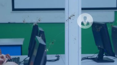 Dijital ağ bağlantıları olan bilgisayarlar kullanan çeşitli öğrenciler animasyonu üstüste koyarlar. Teknoloji, eğitim, bağlantı, işbirliği, okul, etkileşim