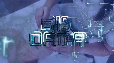 Teknoloji temalı Büyük Veri metniyle dijital ağ bağlantılarının animasyonu. Gelecek, iletişim, siber uzay, analitik, bilgi