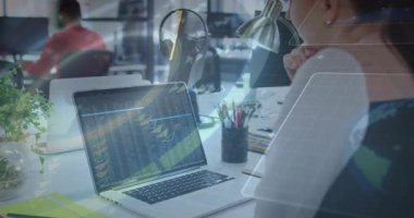 Finansal verileri animasyonla analiz etmek, iş kadınının ofiste dizüstü bilgisayar kullanması. Finans, analiz, teknoloji, şirket, strateji