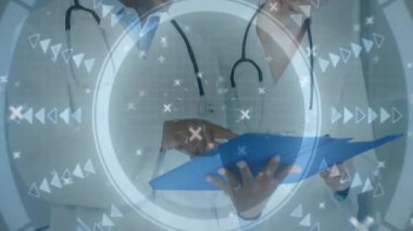 Veri tartışıyor, tıp uzmanları fütüristik dijital arayüzle animasyon kullanıyor. Sağlık, teknoloji, yenilik, iletişim