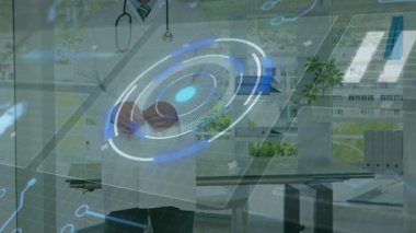 Tıp fakültesinde, doktor iş için fütüristik dijital arayüzde animasyon kullanıyor. Teknoloji, yenilik, sağlık, tıp, sanal, profesyonel