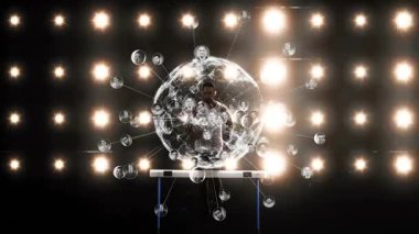 Karanlık sahnede merkezi figürün etrafında parlayan bağlı profillerin animasyonu. Ağ, bağlantı, teknoloji, dijital, iletişim, etkileşim