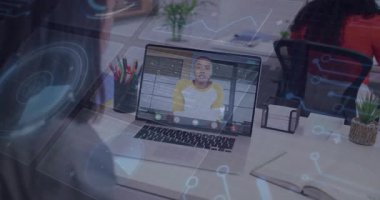 Ofiste dijital veri eşleşmesi olan bilgisayardaki video çağrısının animasyonu. Teknoloji, iletişim, iş dünyası, ekran, bağlantı, sanal