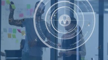 Ofiste, dijital ağ animasyonu ile işbirliği yapan iş adamları var. İşbirliği, teknoloji, takım çalışması, yenilik, iletişim, şirket