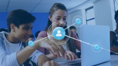 Okulda, bilgisayar üzerinde dijital ağ animasyonu ile işbirliği yapan öğrenciler. İşbirliği, teknoloji, takım çalışması, yenilik, eğitim, bağlantı
