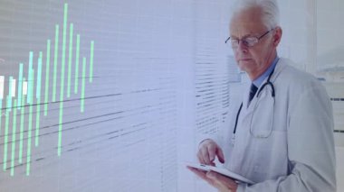 Dijital grafikleri analiz ediyorum, tıp bürosundaki doktor veri tahminlerini inceliyorum. Sağlık, analiz, teknoloji, yenilik, tıp, tanı