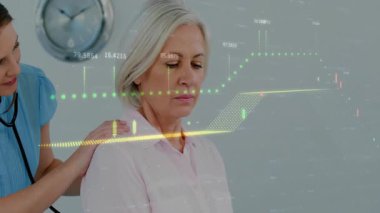 Klinik ortamında finansal veri animasyonu olan bir sağlık uzmanı hastayı muayene ediyor. finans, analiz, tıbbi danışma, doktor