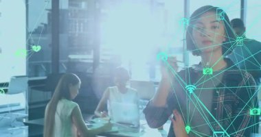 Elinde gözlükler, ofiste dijital ağ animasyonu olan bir kadın. Teknoloji, ağ, iletişim, iş, yenilik, profesyonel