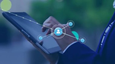 Tablet kullanarak, dijital simgelerle ve ağ animasyonuyla etkileşime giren kişi. Teknoloji, bağlantı, yenilik, iletişim, etkileşimli, arayüz