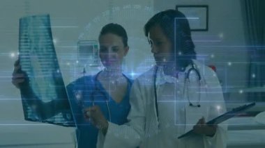 Hastanede, tıbbi uzmanlar röntgeni dijital animasyon örtüsüyle inceliyor. Sağlık, teşhis, yenilik, teknoloji, doktor, radyoloji