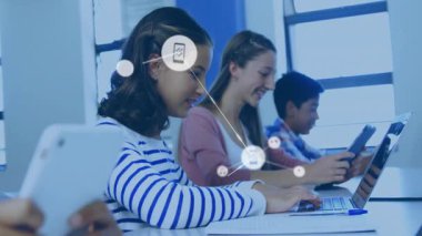 Okulda öğrenciler müzik ve teknoloji ikonlarının animasyonu olan dizüstü bilgisayarlar kullanıyorlar. eğitim, öğrenme, dijital, yenilik, yaratıcılık, multimedya