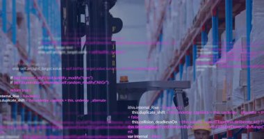 Güvenlik teçhizatı ve programlama kodu ile depo çalışanı animasyonu örtüyor. Sanayi, lojistik, kodlama, otomasyon, teknoloji, yazılım