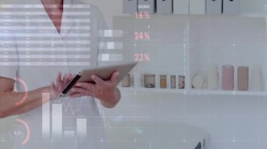 Tabletle ilgili veriler analiz ediliyor, bilim adamı laboratuvarda küresel istatistiklerin animasyonunu izliyor. Teknoloji, yenilik, araştırma, laboratuvar, dijital, analitik