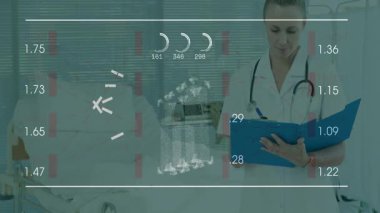 Hastane ortamında dijital arayüz kullanan hasta verileri gözden geçiriliyor. Sağlık, teknoloji, yenilik, analiz, uzmanlık