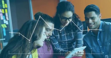 Tablet üzerinde veri grafik animasyon örtüsü ile işbirliği yapan çeşitli gruplar. Takım çalışması, işbirliği, teknoloji, analitik, yaratıcı, iletişim