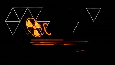 Radyasyon uyarı işareti ve turuncu animasyon içeren acil eylem metni. Tehlike, dikkat, tehlike, alarm, güvenlik, acil durum