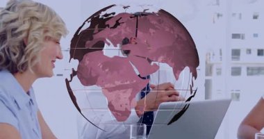 Toplantıda tartışmalar, dijital dünya animasyonları olan çeşitli profesyoneller masaları örtüyor. Takım çalışması, işbirliği, iş dünyası, yenilik, teknoloji, küreselleşme