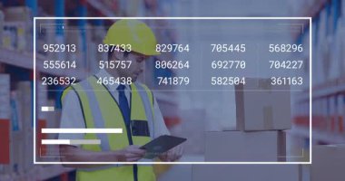 Depo çalışanı, veri işleme animasyonu içeren tablet kullanıyor. Lojistik, teknoloji, sanayi, envanter, işlemler, işgücü
