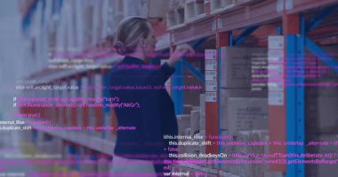 Organizasyon kutuları, pembe kod animasyon kaplamalı depo çalışanı, göreve odaklanmış. Lojistik, tedarik zinciri, sanayi, ambalaj, envanter, yönetim