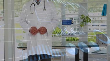 Modern ofiste, beyaz önlüklü doktor veri tablolarını animasyonla analiz ediyor. Sağlık, ilaç, veri analizi, teknoloji, profesyonel, araştırma