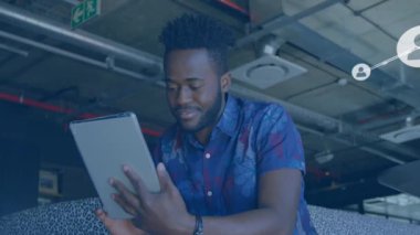 Tablet kullanarak, okuldaki sosyal ağ bağlantılarının animasyonuyla etkileşime giren bir adam. Teknoloji, iletişim, dijital, ağ, eğitim, yenilik