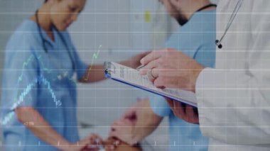 Okulda, sağlık uzmanları finansal verileri animasyon grafik örtüsüyle analiz ediyorlar. analiz, finans, işbirliği, teknoloji, takım çalışması