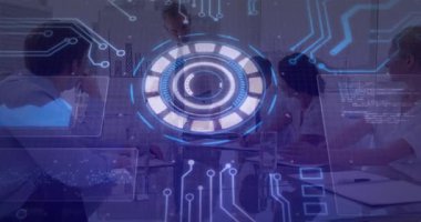 Modern ofiste işbirliği yapan insanlar üzerinde gelecekçi dijital arayüz animasyonu. Teknoloji, yenilik, takım çalışması, işbirliği, başlangıç, iş