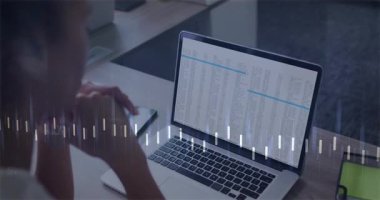 Bilgisayarda ses dalgası animasyonu eşleşen verileri analiz eden kişi. Teknoloji, analitik, yenilik, görselleştirme, dijital, kablosuz