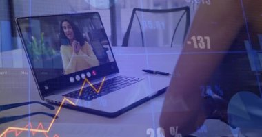Ofiste, finansal grafik ve çizelge animasyonuyla görüntülü iş kadını. Video konferansı, teknoloji, sanal toplantı, analitik, şirket, uzaktan çalışma