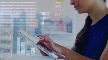 Dünya haritası animasyonlu veri analizi için tablet kullanmak. Ofisteki iş kadını. Teknoloji, küresel, kurumsal, dijital, profesyonel, yazılım