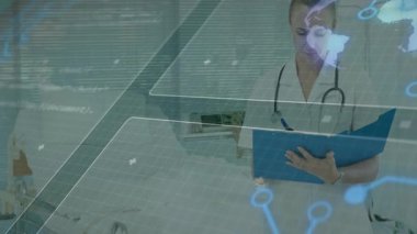 Hastanede, sağlık uzmanı ekranda dijital veri animasyonunu inceliyor. teknoloji, yenilik, tıbbi, analiz