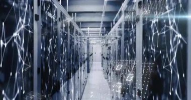 Veri merkezi koridorundaki sunucular üzerinde dijital ikili kod animasyonu. Teknoloji, siber güvenlik, ağ, internet, fütüristik, altyapı