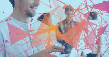 Arka planda soyut geometrik ve ağ animasyonlarıyla gülümseyen adam. Teknoloji, yenilik, fütüristik, dijital, bağlantı