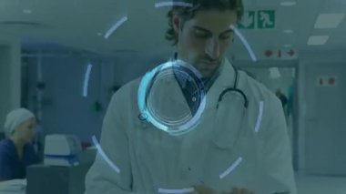 Hastane koridorunda, doktor fütüristik dijital arayüzde animasyon kullanıyor. Sağlık, yenilik, teknoloji, tıp, sanal, etkileşimli