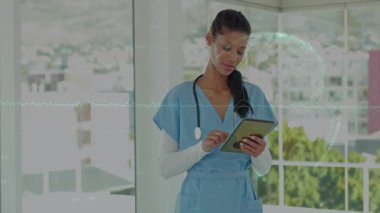 Hastanede, sağlık uzmanı dijital animasyon kaplamalı tablet kullanıyor. teknoloji, yenilik, teletıp, dijital dönüşüm, etkileşim, danışma