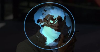 Telefonda konuşan, kıtaları gösteren dijital dünyanın animasyonunu yapan kişi. Teknoloji, iletişim, küresel, bağlantı, sanal, geleceksel