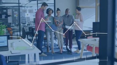 Çeşitli takımlar ofis sahnesinde grafik animasyonuyla veri analizini tartışıyor. İş, takım çalışması, çeşitlilik, işbirliği, şirket, toplantı