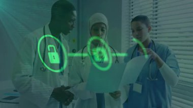 Ofiste dijital güvenlik animasyonuna sahip tıp uzmanları olan belgeleri tartışıyorlar. Sağlık, teknoloji, siber güvenlik, takım çalışması, iletişim, tıp