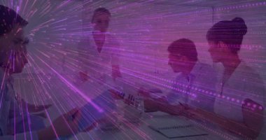 Ofiste, mor ışıkla yapılan iş toplantısı animasyon sahnesini örtüyor. İşbirliği, takım çalışması, beyin fırtınası, şirket, yenilik, dijital