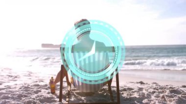 Sahilde dinlenmek, arka planda dijital saat animasyonu görmek. Tatil, rahatlama, yaz, teknoloji, eğlence